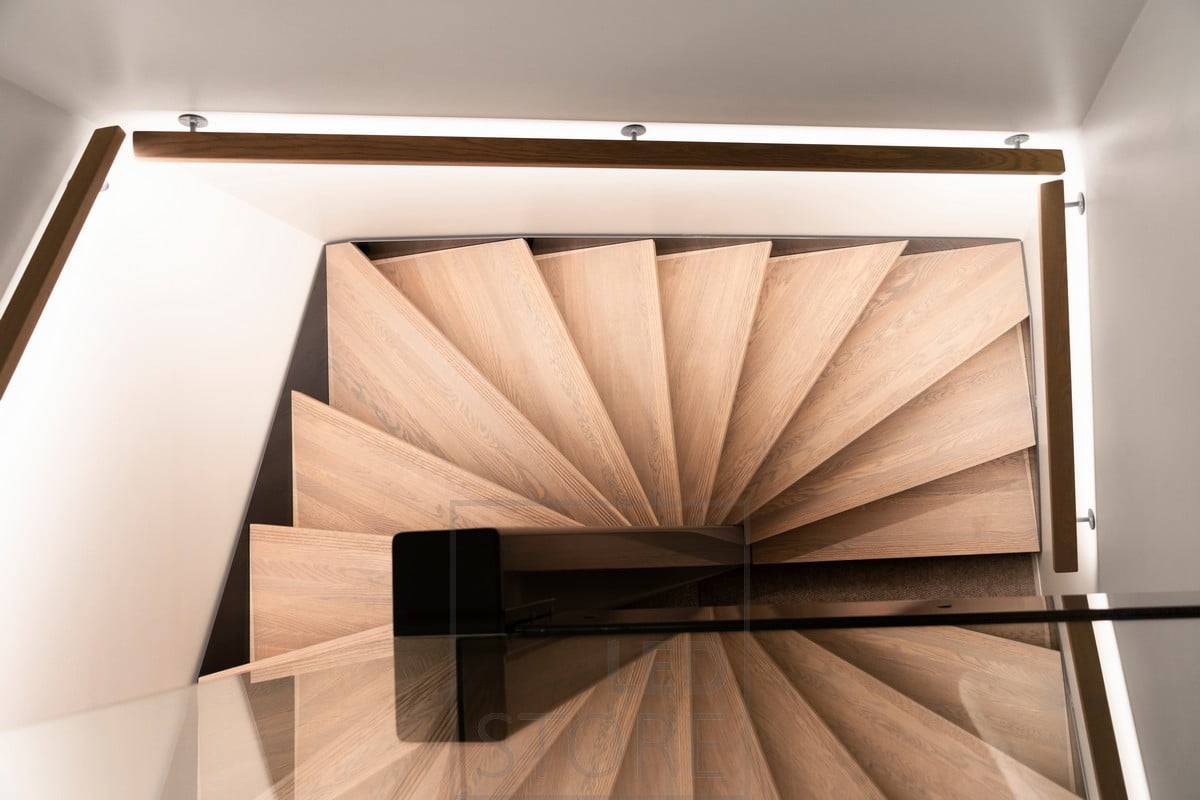 Eclairage indirect d'ambiance d'un escalier réalisé avec une bande LED sur la main courante.